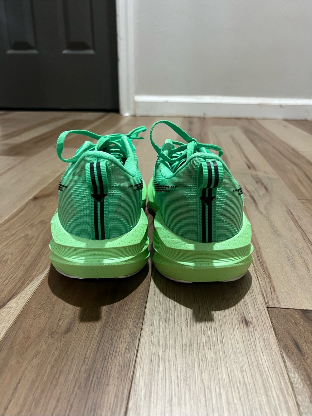 ASICS Novablast 5 Running Shoes Womens 8.5 Green Cushioned Sneakers Athletic - Picture 3 of 11